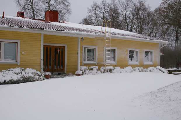 Exceptional drifts of snow in front of the main door to Järvelä